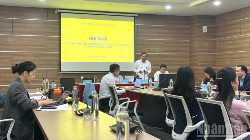 Cục trưởng Cục Văn hóa các dân tộc Việt Nam Trịnh Ngọc Chung thông tin về Chương trình quảng bá, giới thiệu văn hóa Việt Nam đến bạn bè quốc tế.